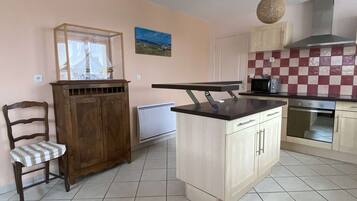 Oven, dishwasher, cookware/dishes/utensils