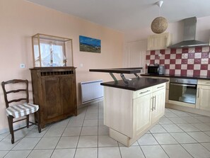 Oven, dishwasher, cookware/dishes/utensils