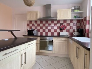 Oven, dishwasher, cookware/dishes/utensils