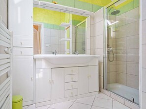 Bathroom - Charming 6-Person House on Ile Grande, 200m from Beach, with WIFI and Parking (Pleumeur-Bodou)