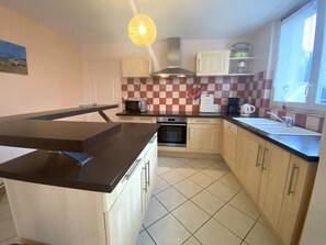 Oven, dishwasher, cookware/dishes/utensils - Charming 6-Person House on Ile Grande, 200m from Beach, with WIFI and Parking (Pleumeur-Bodou)