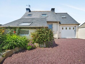 Exterior - Charming 6-Person House on Ile Grande, 200m from Beach, with WIFI and Parking (Pleumeur-Bodou)