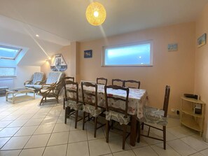 Dining - Charming 6-Person House on Ile Grande, 200m from Beach, with WIFI and Parking (Pleumeur-Bodou)