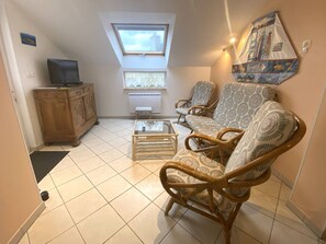 TV - Charming 6-Person House on Ile Grande, 200m from Beach, with WIFI and Parking (Pleumeur-Bodou)