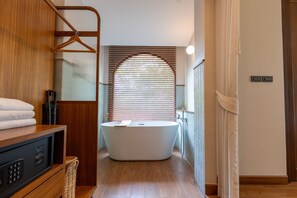 Villa Garden King Bed | Salle de bain | Douche, articles de toilette gratuits, sèche-cheveux, chaussons