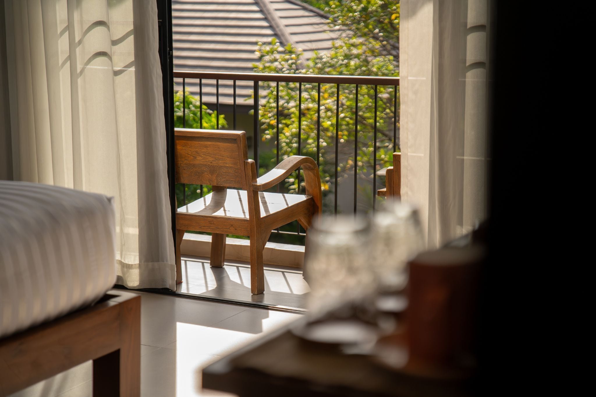 cozy deluxe king bed | free wifi, bed sheets