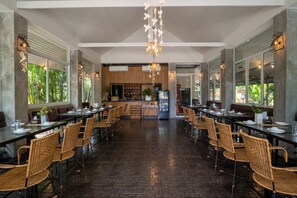 Lunch and dinner served - Ploen Pirom (Bangkok)