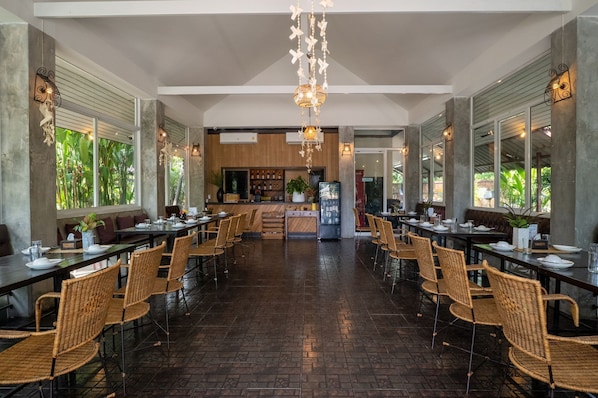 Lunch and dinner served, local and international cuisine