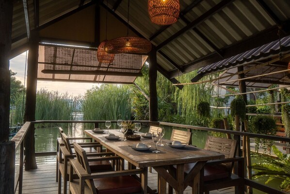 Lunch and dinner served, local and international cuisine - Ploen Pirom (Bangkok)