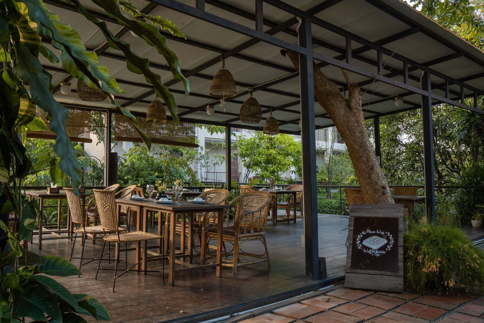 lunch and dinner served, local and international cuisine