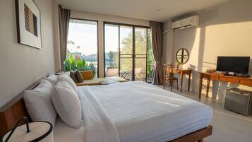 Villa Lake View King Bed | Free WiFi, bed sheets
