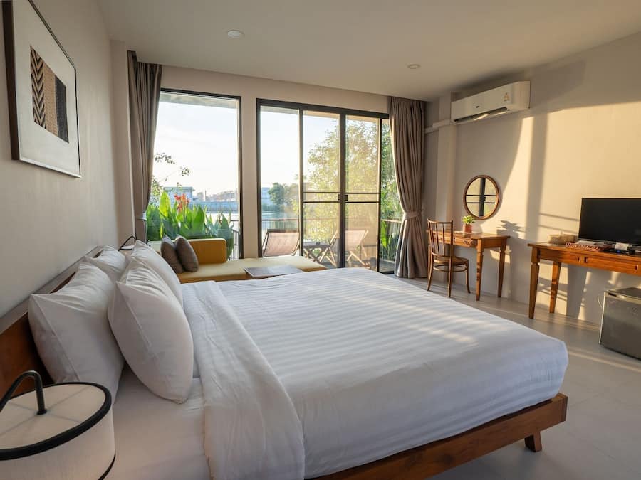Villa Lake View King Bed | Free WiFi, bed sheets