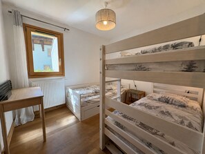 A room with bunk beds, a desk, a radiator, and a window with curtains. - New apartment 6 ppl Les Saisies, terrace, parking (Hauteluce)