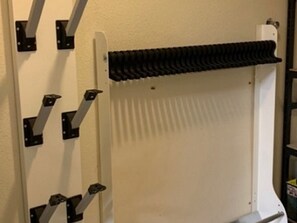 A white wall with a black metal rack attached to it. - New apartment 6 ppl Les Saisies, terrace, parking (Hauteluce)