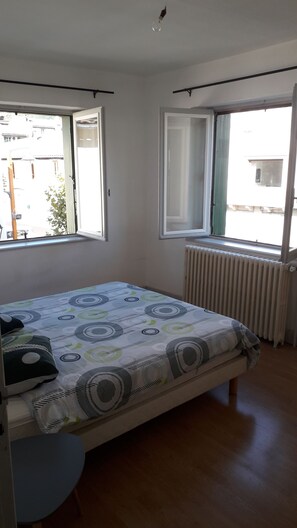 2 bedrooms, iron/ironing board, bed sheets