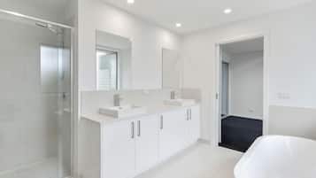 Bañera y ducha independientes, toallas, jabón y champú