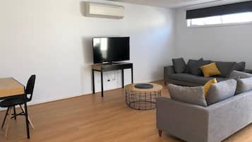 Family Townhome, 3 Bedrooms, Non Smoking | Living area | Flat-screen TV