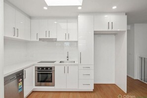 Bouilloire électrique, tables à manger