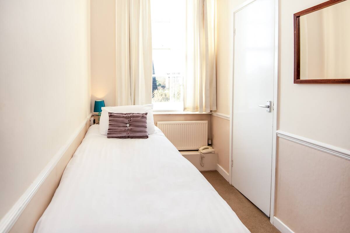 Standard Single Room, 1 Twin Bed | Iron/ironing board (on request), WiFi (free), bed sheets