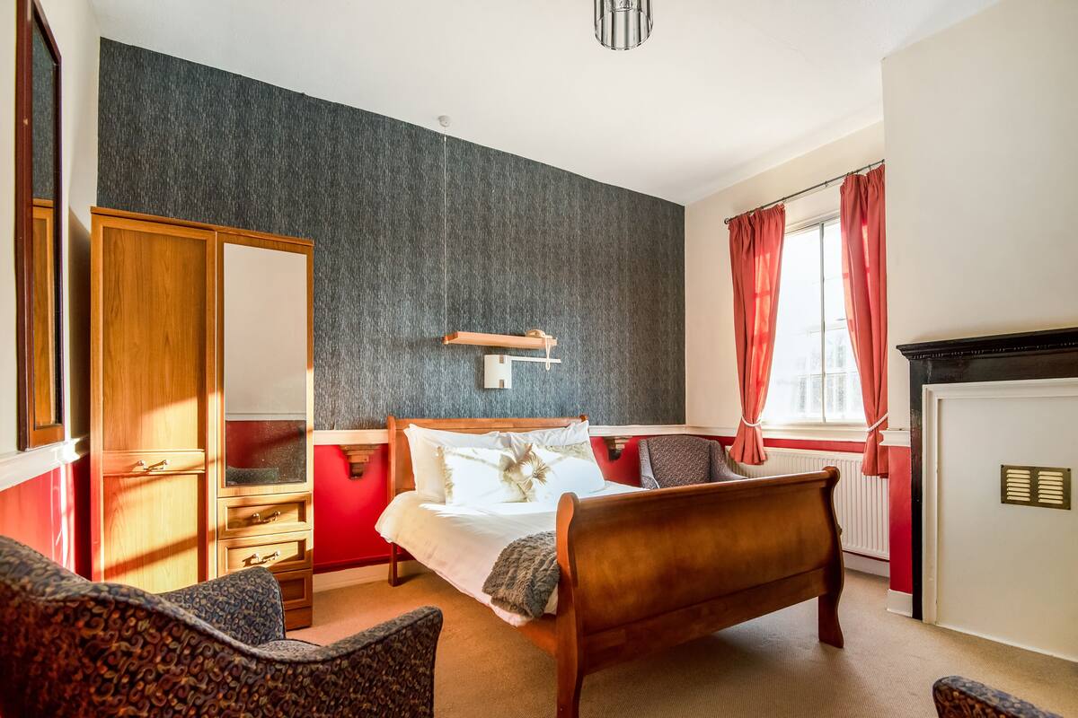 Deluxe Double Room, 1 Double Bed | Iron/ironing board (on request), WiFi (free), bed sheets