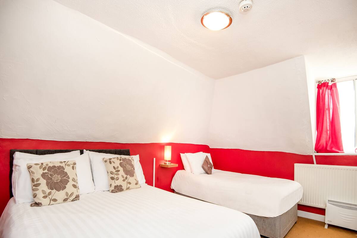 Standard Triple Room, Multiple Beds | Iron/ironing board (on request), WiFi (free), bed sheets