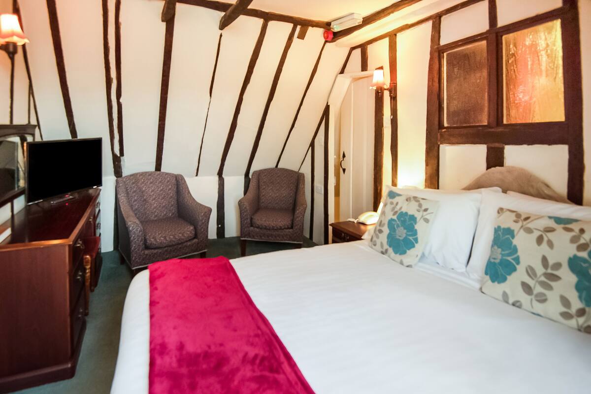 Deluxe Room, Multiple Beds (Family of 5) | Iron/ironing board (on request), WiFi (free), bed sheets