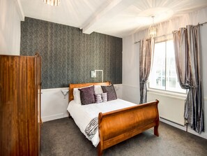 Quarto casal luxo, 1 cama de casal | Ferros/tábuas de passar roupa, Wi-Fi de cortesia, roupa de cama