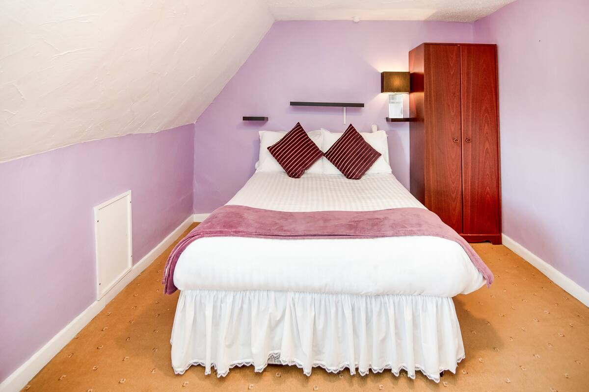 Standard Double Room, 1 Double Bed | Iron/ironing board (on request), WiFi (free), bed sheets