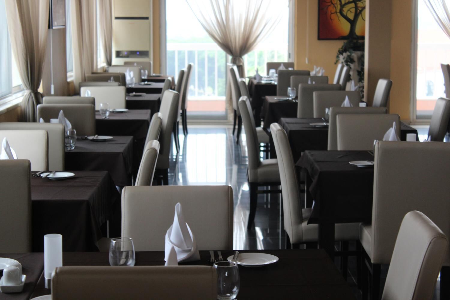 2 restauranter, frokost, lunsj og middag serveres, internasjonale retter