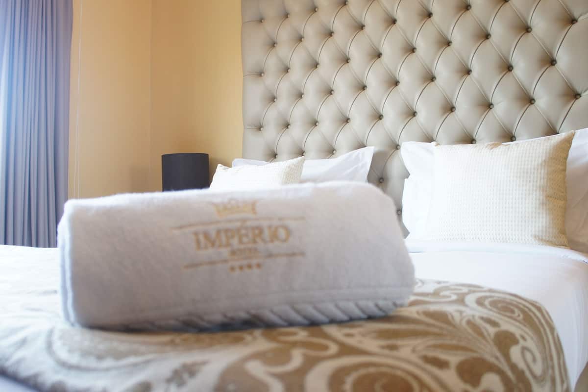 Habitación básica, 1 cama de matrimonio grande, vistas a la ciudad | Caja fuerte, escritorio, espacio para trabajar con un portátil