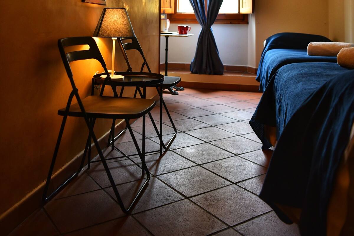 Twin Room, Private Bathroom | Desk, soundproofing, iron/ironing board (on request), WiFi (free)