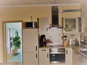 Kühlschrank, Mikrowelle, Ofen, Herdplatte