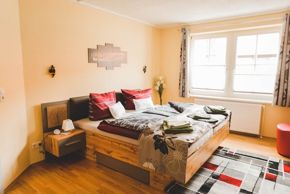 1 habitación, tabla de planchar con plancha y cuna de viaje