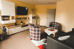 Fernseher, Bücher, Stereoanlage