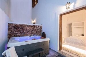 Deluxe Studio (Estrella) | Private spa tub