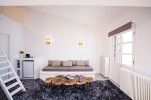 Deluxe-Studiosuite (Gaias) | Minibar, individuell dekoriert, individuell eingerichtet, Schreibtisch