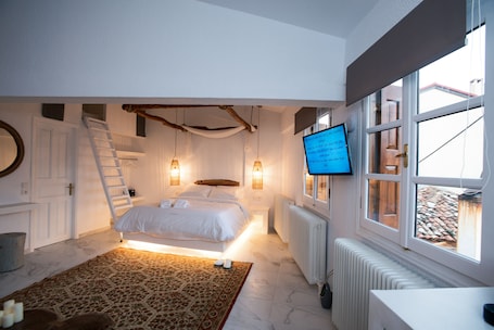 Minibar, decoración personalizada, muebles diferentes y escritorio