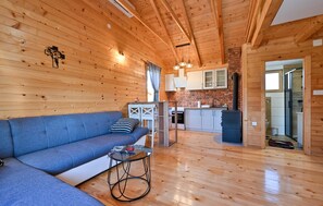 Fernseher, Kamin, TischfuĂball, Tischtennisplatte