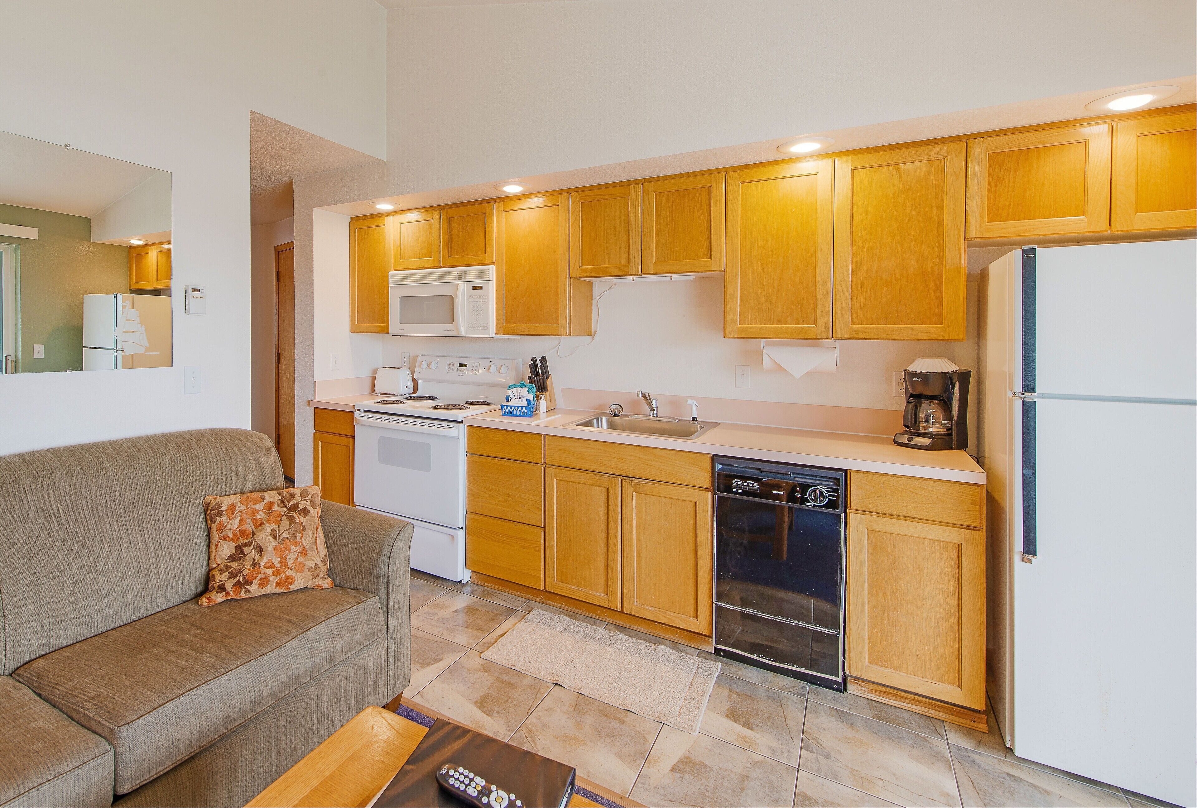 Deluxe Condo, 1 Bedroom | Private kitchen | Fridge, microwave, oven, stovetop