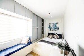 Escritorio y espacio para trabajar con un portátil