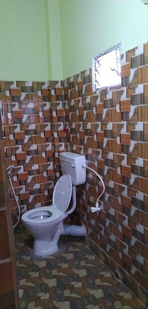 Shower, free toiletries, towels