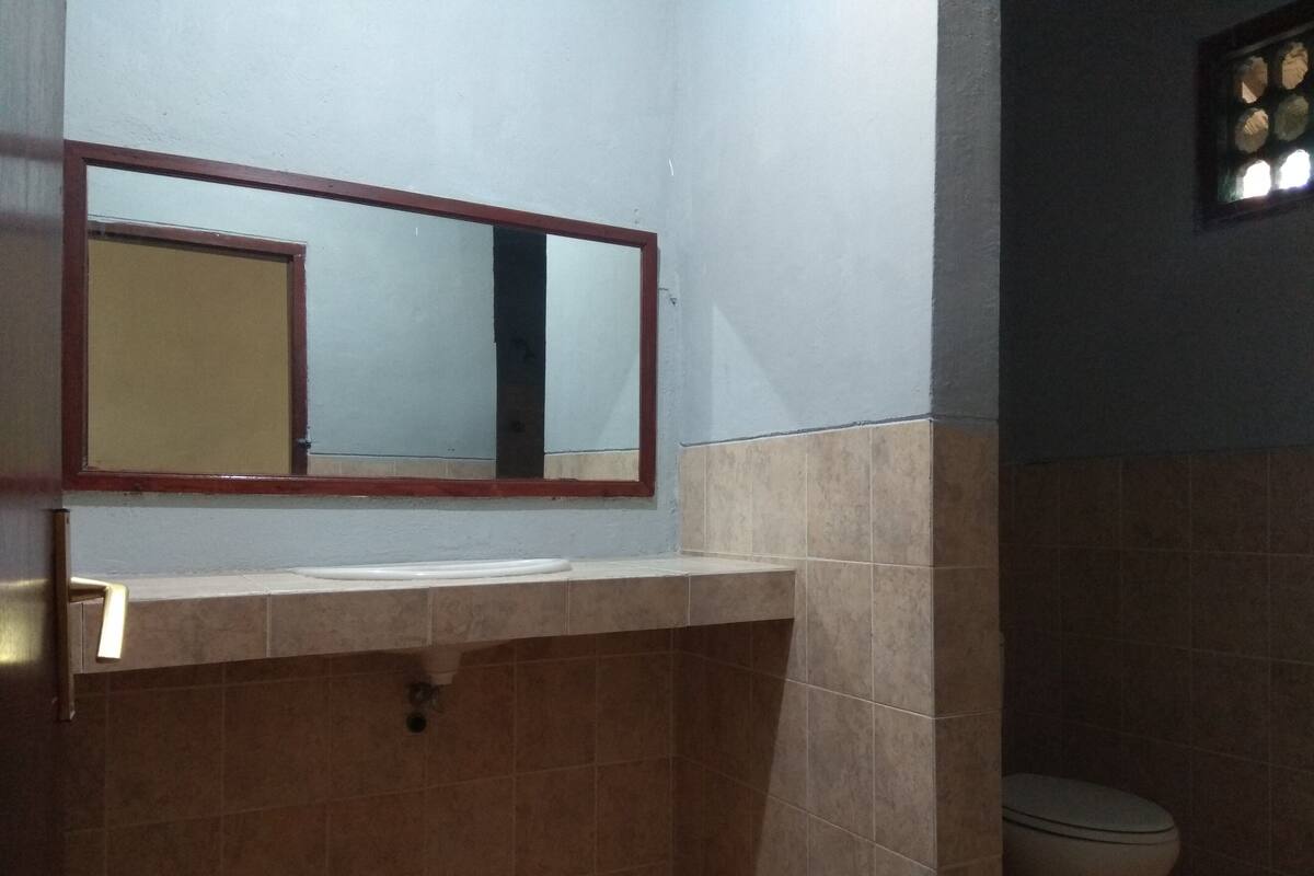 Comfort Bungalow | Bathroom | Shower, towels, soap, shampoo