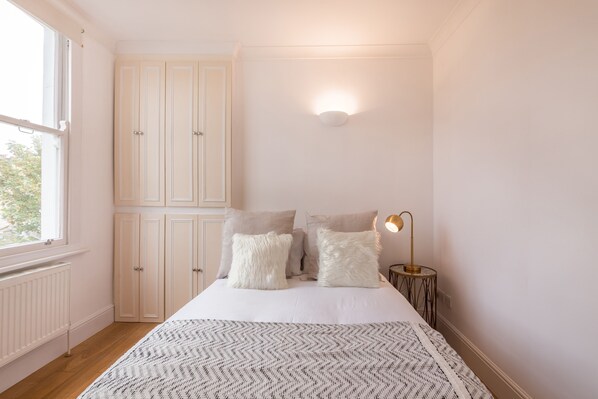 Lägenhet | 2 sovrum, individuell inredning, unika möbler och skrivbord