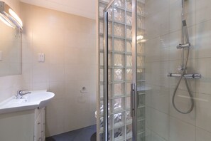 Apartment | Bathroom | Shower, free toiletries, hair dryer, towels - Paddington Apartments by Allô Housing (London)