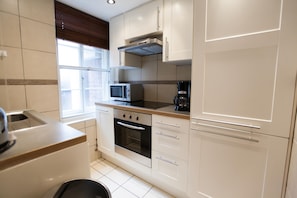 Apartment | Private kitchen - Bloomsbury Apartments by Allô Housing (London)