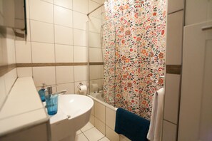LÀgenhet | Badrum | Badkar/dusch, gratis toalettartiklar, hÄrtork och handdukar