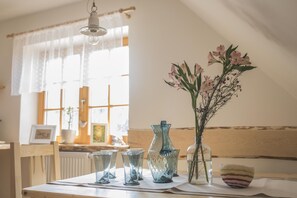 Bữa sáng đặc sản địa phương hàng ngày với phụ phí nhỏ