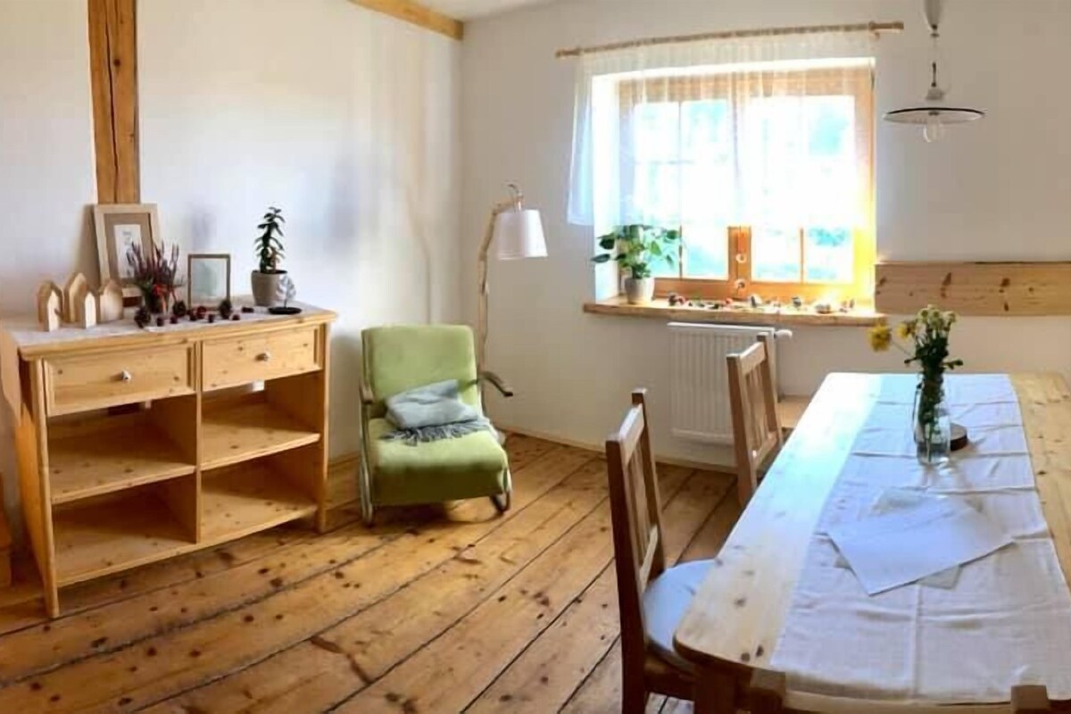 Deluxe-Apartment | Essbereich im Zimmer