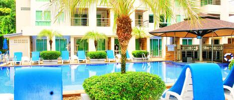 Una piscina al aire libre