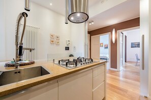 Appartement (3 Bedrooms) | Privékeuken | Een koelkast, een magnetron, een oven, een kookplaat